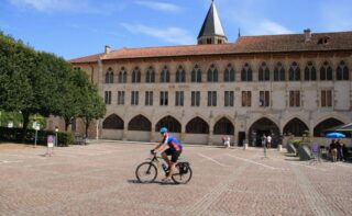 Cyklodovolená Burgundsko 2026 cyklista na náměstí