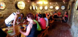 Cyklisti ve vinárně Beaujolais