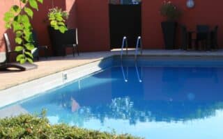 hotelový bazén Francie Burgundsko cyklozájezd 2026