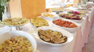 Cyklozájezd Sardinie hotel u moře večeře švédské stoly