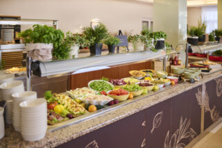 polopenze švédské stoly hotel u moře Korčula Chorvatsko 2026