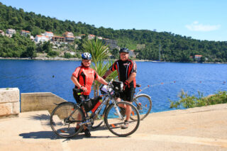 cyklisti u moře Chorvatsko Korčula 2026