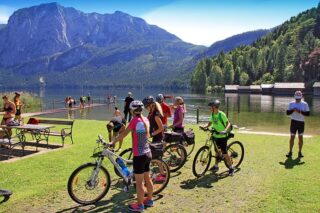 cyklisti u jezera v Rakousku dovolená na kole 2026