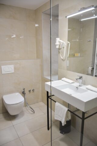 koupelna v hotelu s polopenzí cyklozájezd 2026 Slovinsko Dobrna