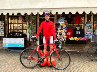 cyklista v dřevácích dovolená na kole 2026