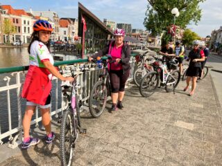 skupina cyklistů u kanálu v Holandsku dovolená na kole 2026