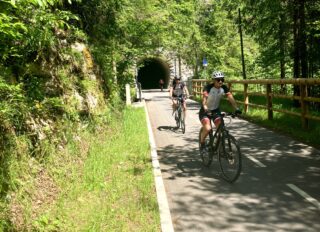 cyklisti na cyklostezce Slovinsko Laško dovolená na kole 2026