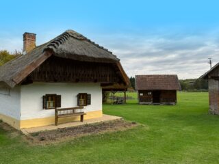 dům s doškovou střechou cyklozájezd 2026 Maďarsko Lenti termály